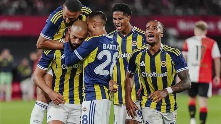 Fenerbahçeli futbolcular sarı lacivertli çubuklu forma ile maç sırasında bir araya gelerek gol sevinci yaşıyor