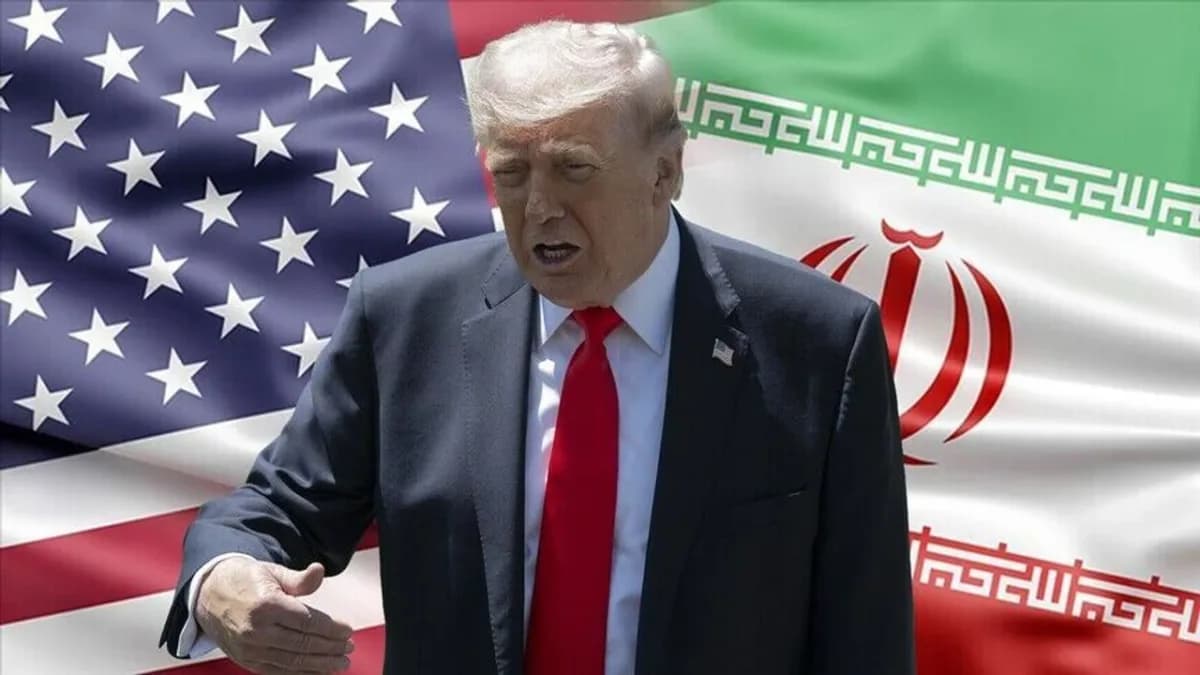 ABD Başkanı Donald Trump'ın Ankara'daki NATO Zirvesi'nde yaptığı sert İran açıklaması sırasında çekilen, arkada ABD ve İran bayraklarının olduğu fotoğrafı.