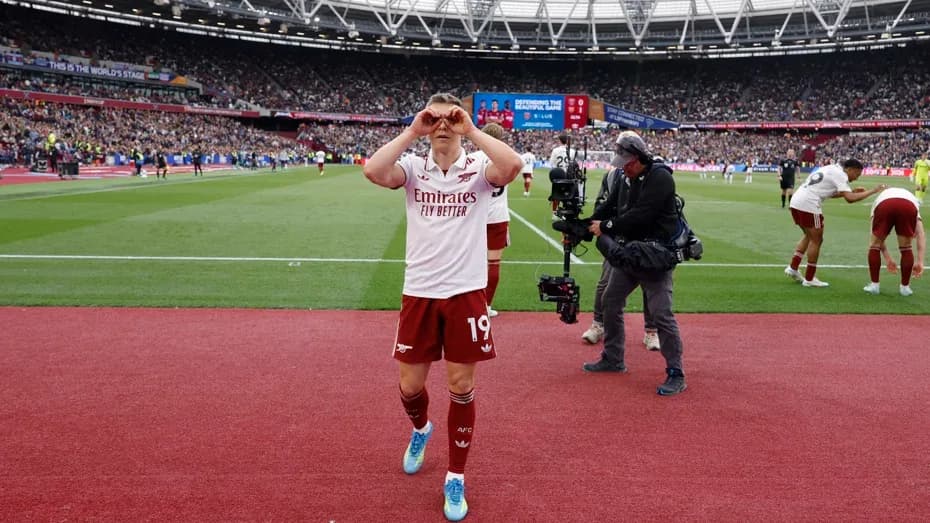 Leandro Trossard, Arsenal formasıyla maçın ardından saha kenarında tribünlere sevinç hareketi yapıyor.