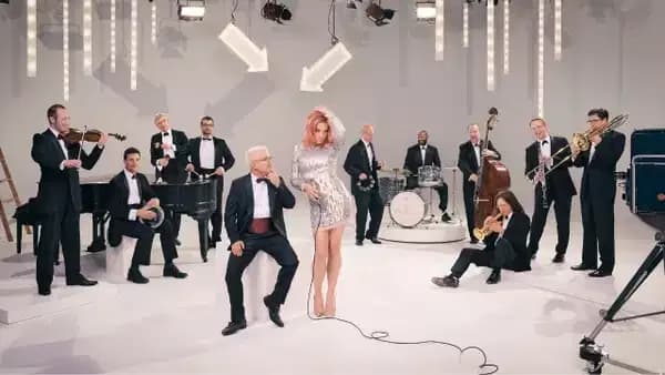 Pink Martini sahnede Storm Large'ın performansı öncesinde grup üyeleriyle birlikte konser provasında görüntüleniyor.