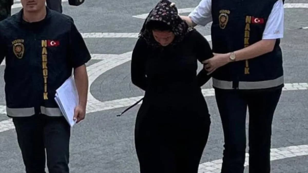 Konya'nın Akşehir ilçesinde cezaevi girişinde yapılan aramada uyuşturucu hapla yakalanan F.Ç., polis ekipleri eşliğinde adliyeye sevk edilirken.