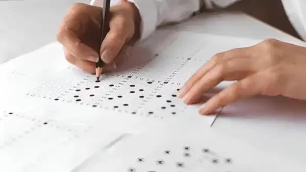 LGS sınavına giren bir öğrenci optik forma cevap işaretliyor