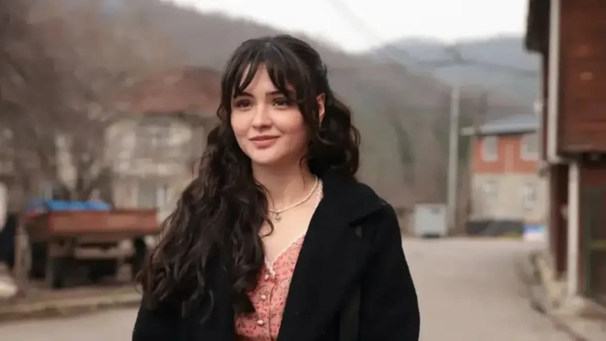 Oyuncu Derya Pınar Ak, açık havada çekilen bir karede kameraya gülümserken görüntülendi.