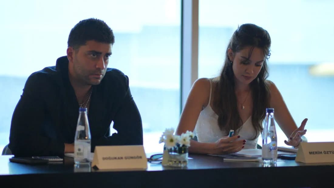 Haysiyet dizisi başrol oyuncuları Doğukan Güngör ve Merih Öztürk masa başında senaryo okuma provasında yan yana oturuyor