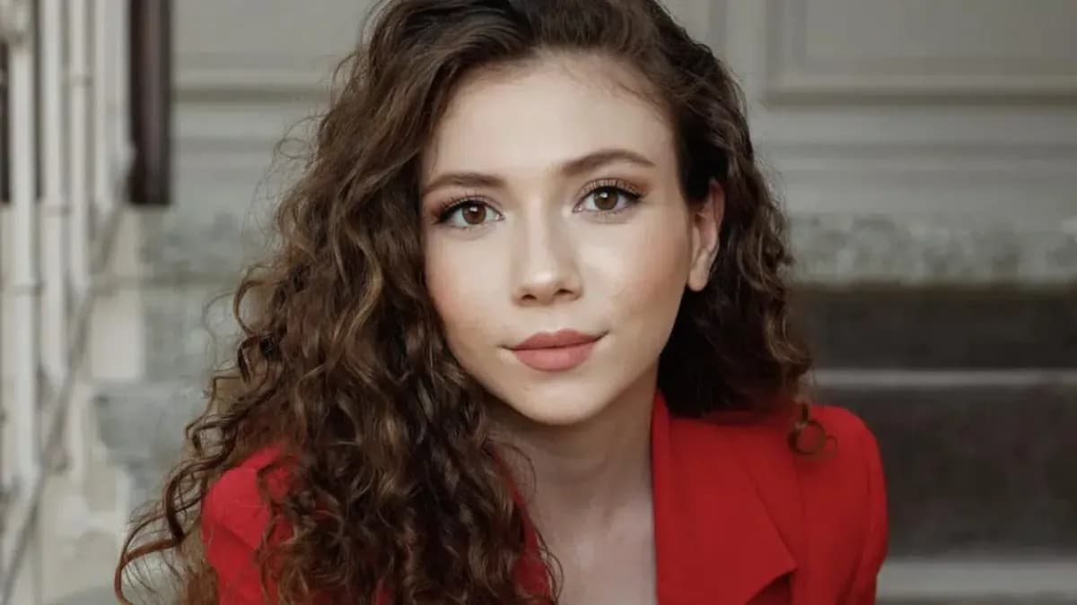 Oyuncu Ece Yüksel'in portre fotoğrafı. Yüksel, atv'nin yeni dizisi Aşk ve Taht'ta Rita karakterini canlandıracak.