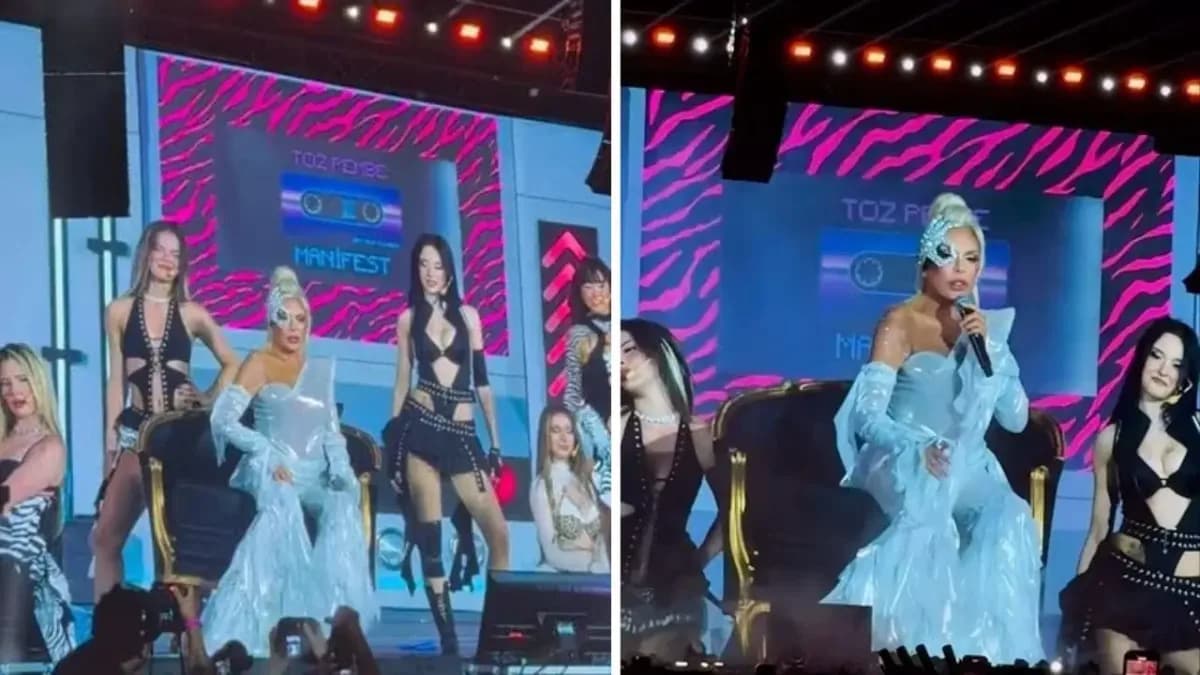 Ajda Pekkan, Manifest'in Yenikapı konserinde taht üzerinde sahneye çıkarak grupla birlikte "Hileli" şarkısını seslendirirken.