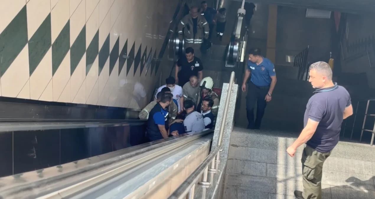 Metro istasyonu merdivenlerinde itfaiye, sağlık ve polis ekiplerinin yaralı yolcuya müdahale ettiği an
