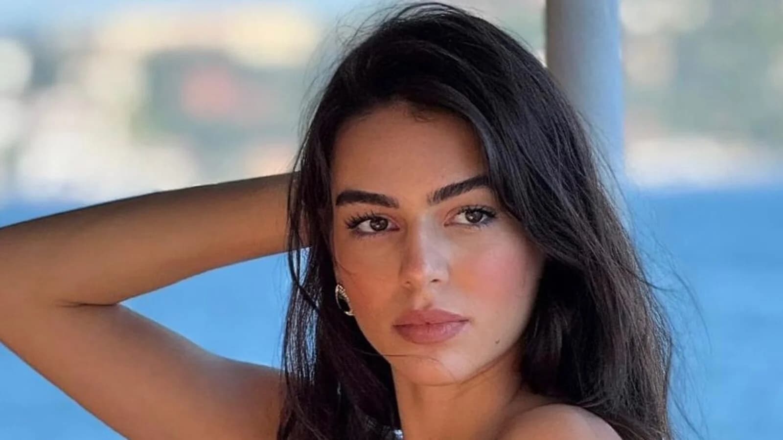 Deniz kıyısında poz veren oyuncu Selin Soydan'ın yakın çekim portresi