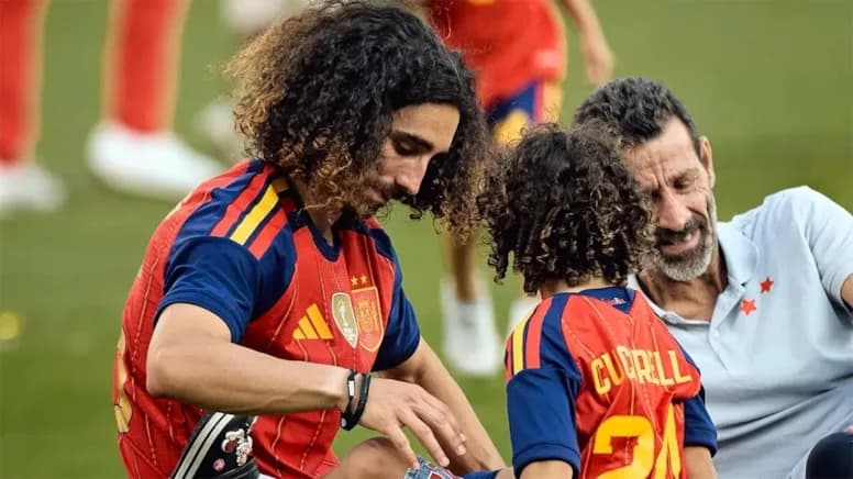 İspanyol yıldız Marc Cucurella’nın ikonik kıvırcık saçları meğer sadece bir tarz değilmiş. Başarılı futbolcunun maç günleri saçlarını asla toplamamasının arkasındaki otizmli oğlu Mateo ile ilgili duygusal gerçek ortaya çıktı.