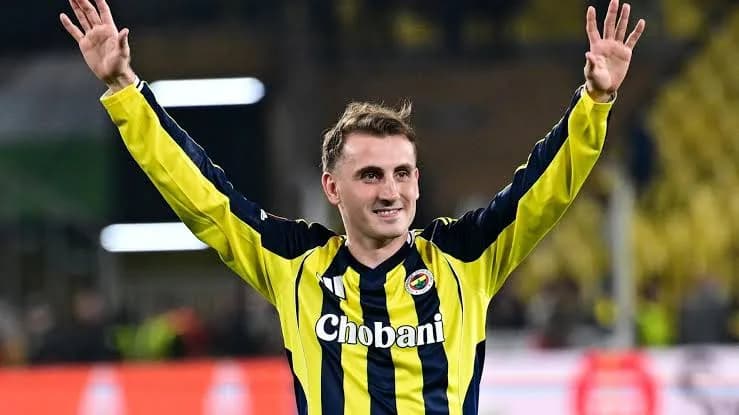 Fenerbahçe forması giyen Kerem Aktürkoğlu iki kolunu havaya kaldırmış taraftarları selamlıyor