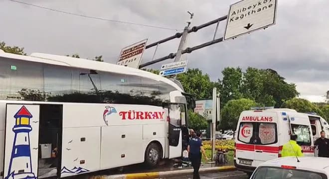 Kaza yapan Türkay yolcu otobüsü ve yanında bekleyen ambulans