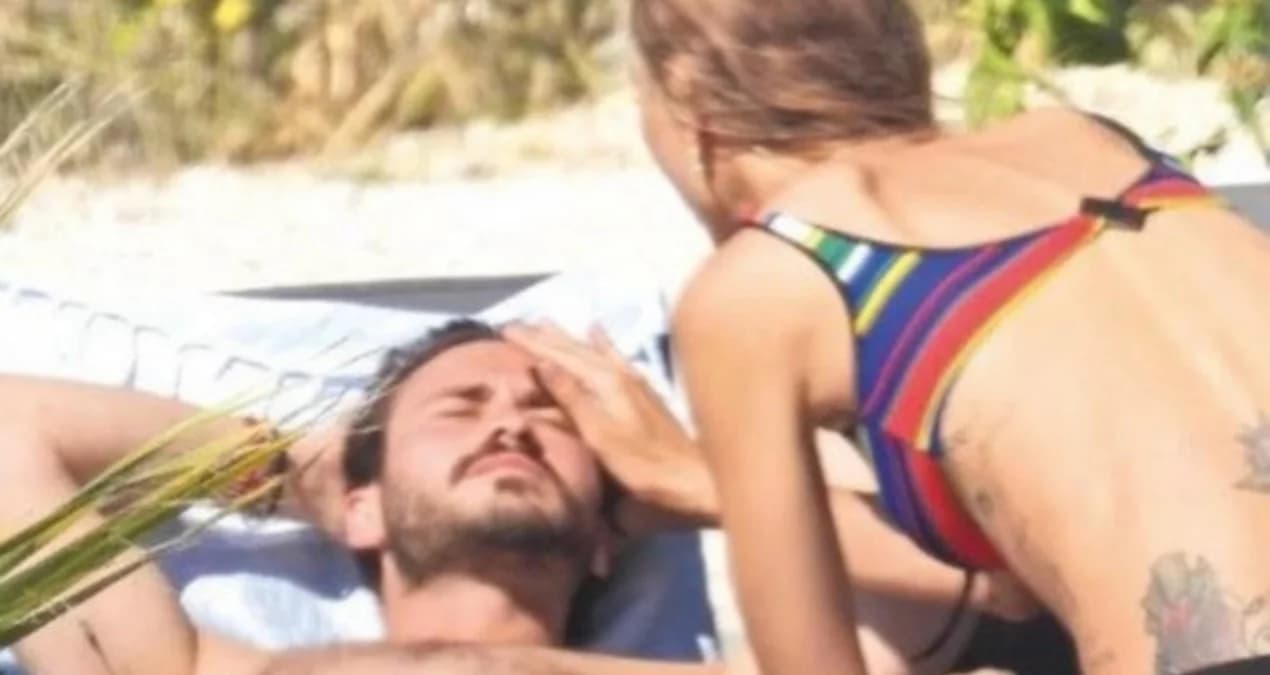 Çağla Şıkel ve Mertcan Tunca Çeşme Alaçatı sokaklarında ilk kez el ele görüntülendi