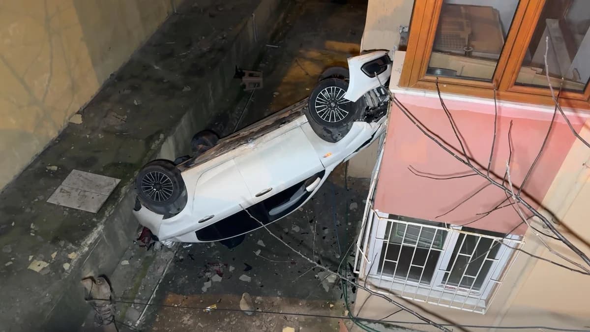 Avcılar’da Ehliyet Başka Bir Şeye Yaramadı: Otomobil 8 Metreden Uçtu