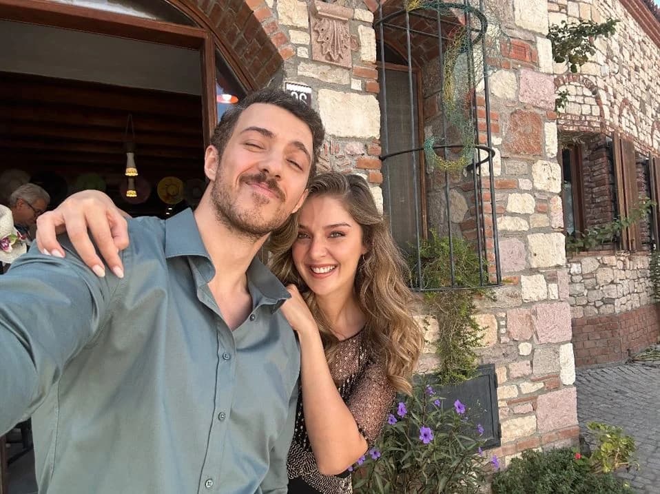 Cennetin Çocukları Oyuncularından Afiş Eleştirisi: Ali Gözüşirin ve Ecem Çalhan’dan Tepki