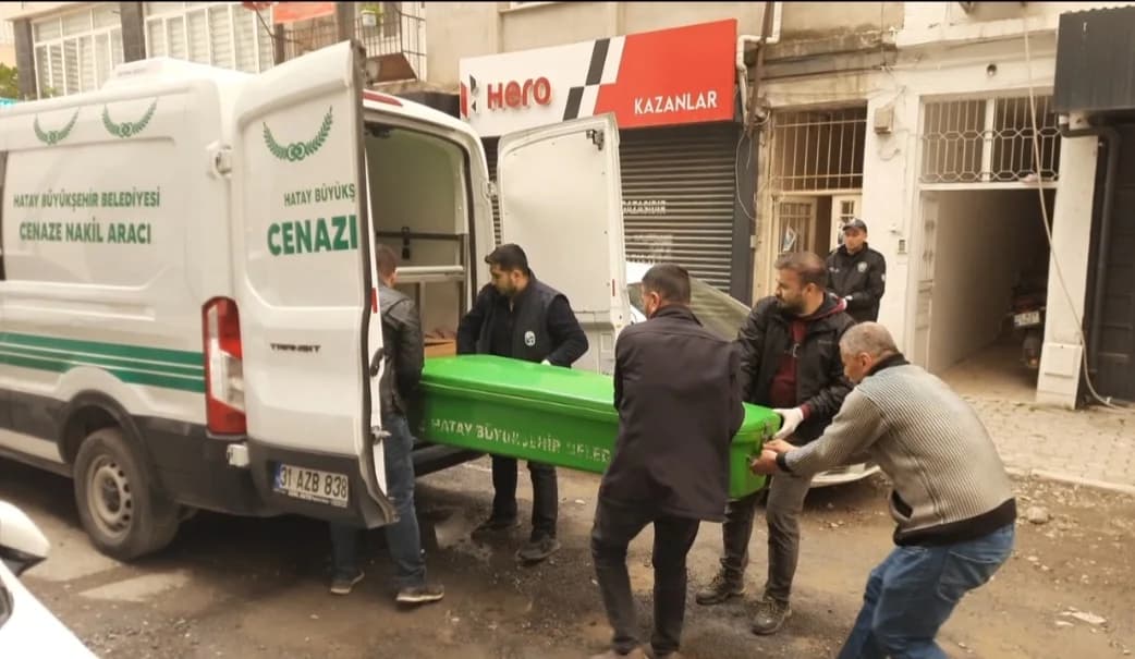 Dörtyol’da Korkunç Cinayet: 75 Yaşındaki İsmail Özer Evinde Bıçaklanmış Bulundu