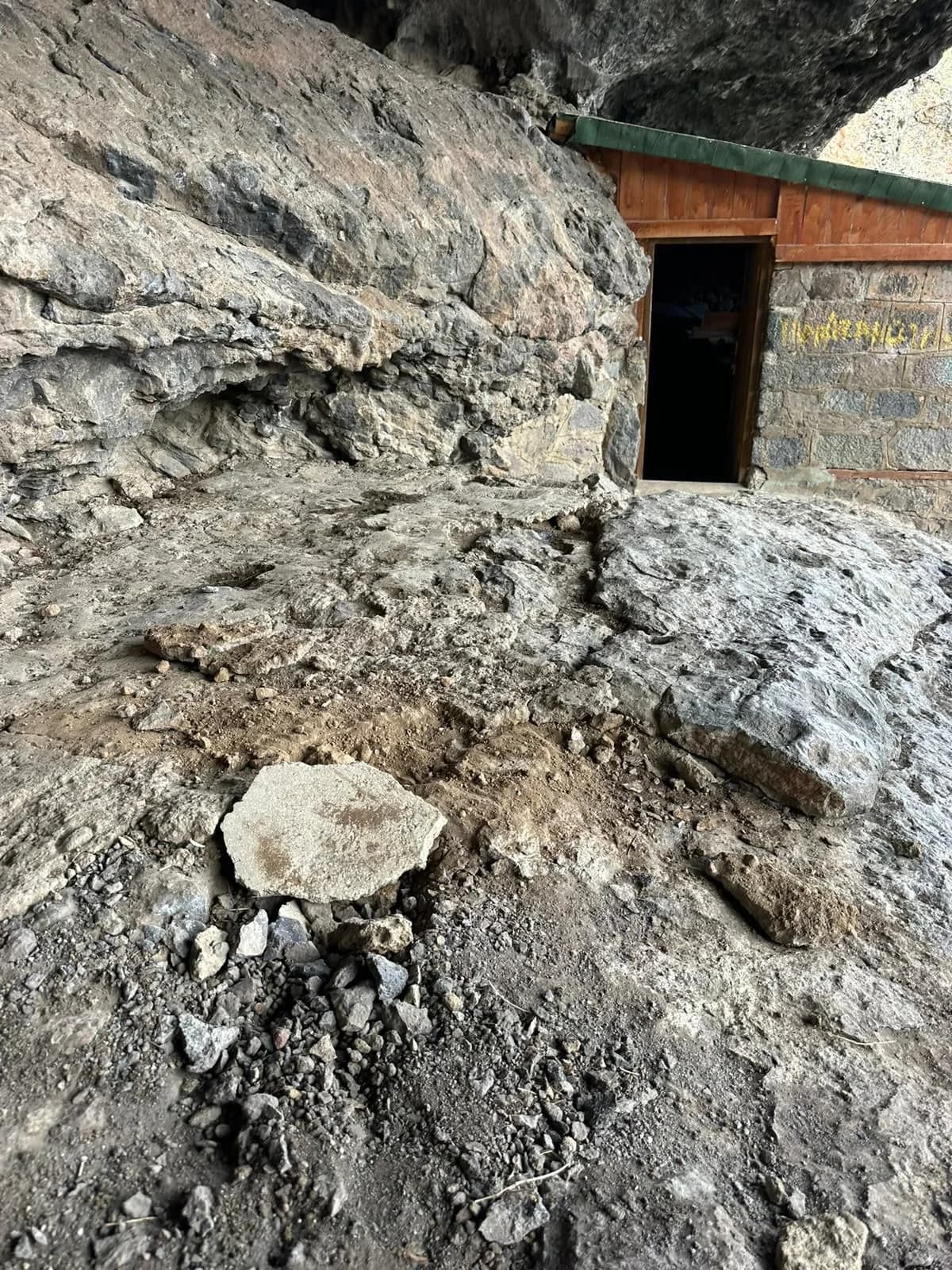 Düzgün Baba Ziyaretgahı’nda Vahim Tahribat: ‘Ayak İzleri’ Kazındı, 1’i Muhtar 4 Şüpheliye Soruşturma!
