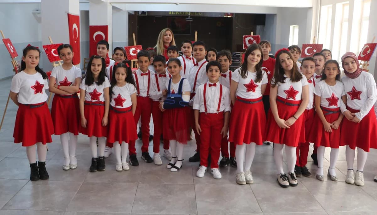 Atıktan Sanata: Öğrenciler Geri Dönüşüm Malzemelerinden Muhteşem Türk Bayrakları Tasarladı
