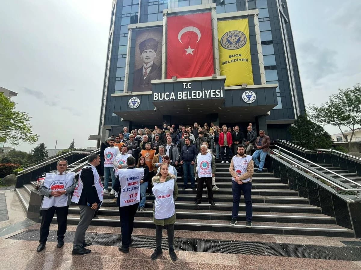 Buca Belediyesi’nde Memurlar İş Bırakma Eylemi Gerçekleştiriyor