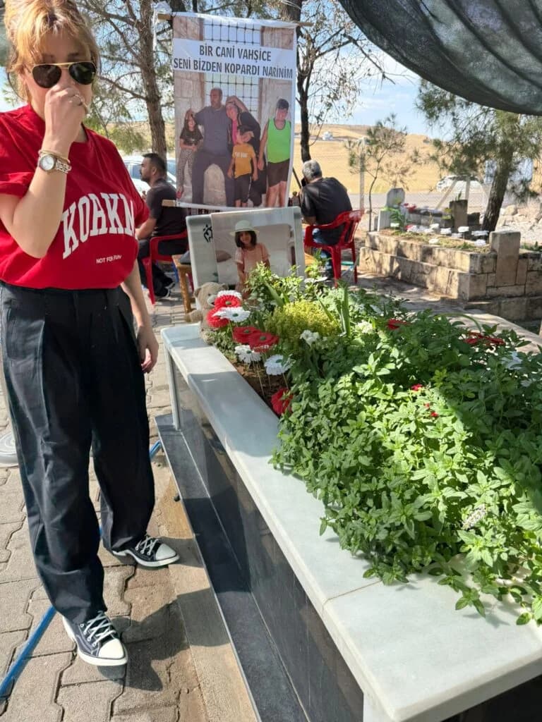 Gonca Vuslateri, Narin Güran’ın Mezarını Ziyaret Etti: Gözyaşlarını Tutamadı