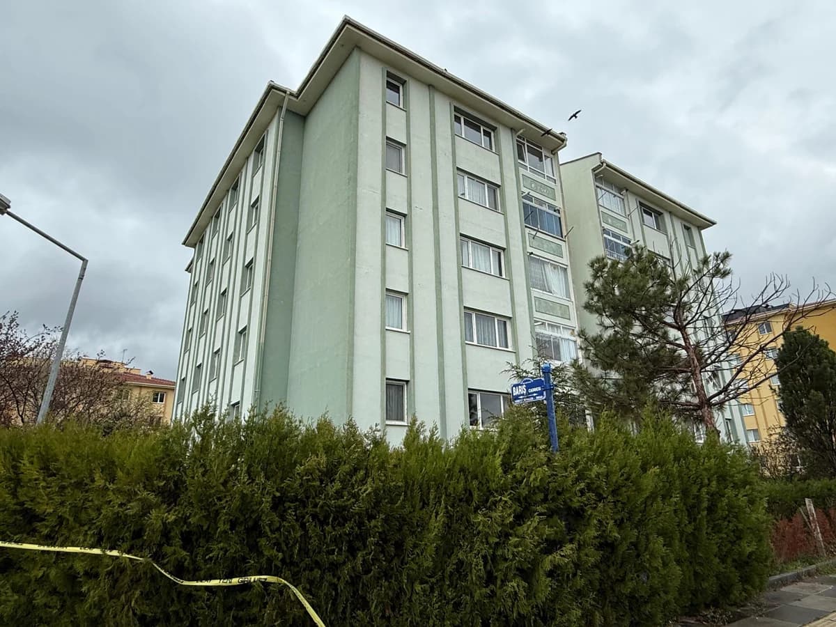 Çifte Cinayet: Emekli Uzman Çavuşun Eşi ve Kızı Toprağa Verildi