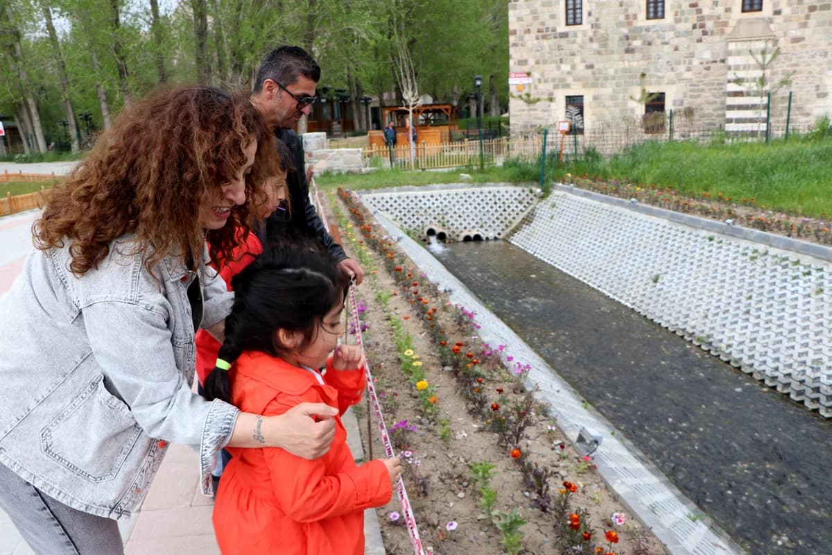 Van Kalesi’nin Gölgesinde Tarihi Buluşma: Binlerce İnci Kefali 100 Yıl Sonra Horhor Kanalı’nda