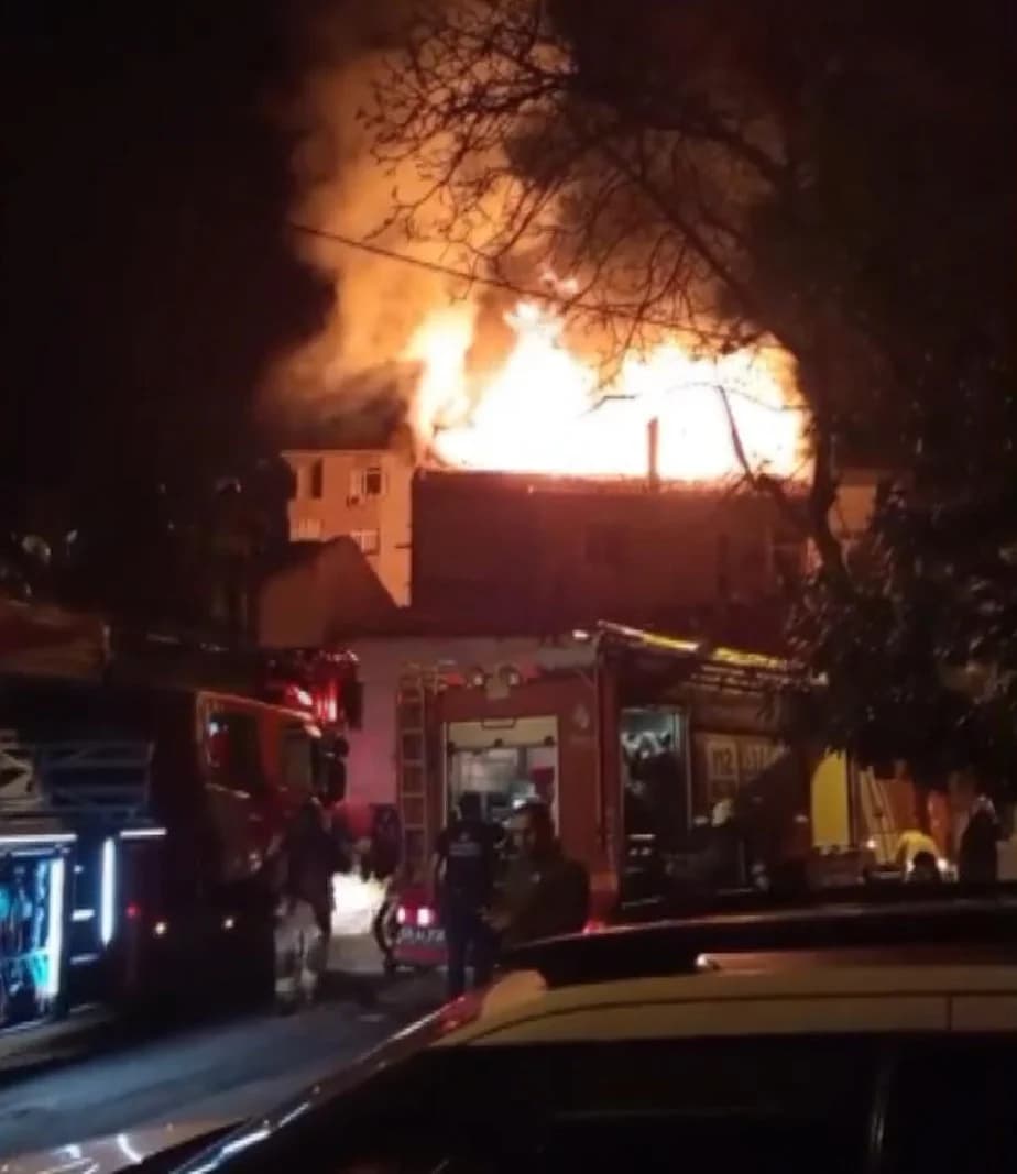 Kartal’da 3 Katlı Bina Çatısında Yangın: 2 Kişi Dumandan Etkilendi