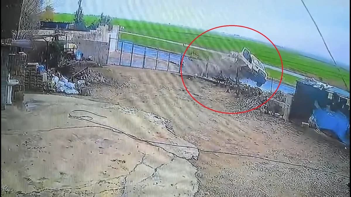Nusaybin’de Tarım Makinesi Yüklü Kamyonet Kaza Yaptı; 3 Yaralı