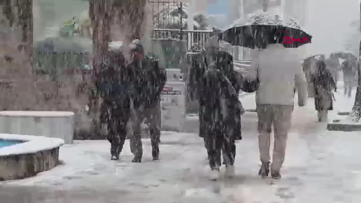 Van’da Nisan Ayında Kar Yağışı Şaşkınlığa Neden Oldu