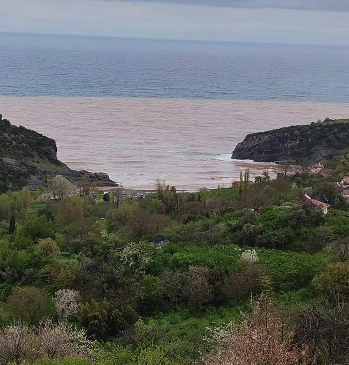 Bartın’da Sağanak Suları Denizi Çamur Rengine Boyadı: Karadeniz’in Renk Cümbüşü Yok Oldu
