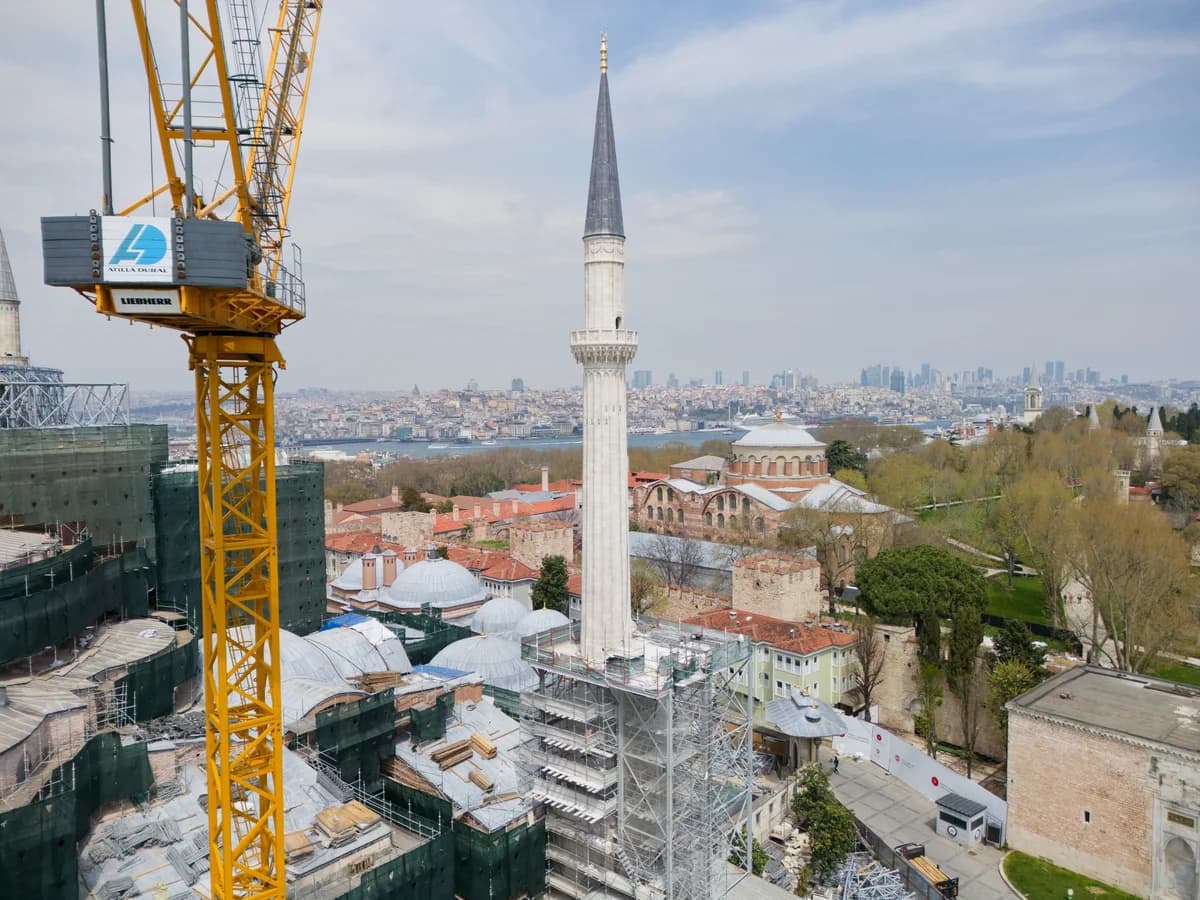 Ayasofya’nın Tarihi Minareleri Güvenle Yükseliyor: Kuzeydoğu Minäresi Restorasyonu Tamamlandı