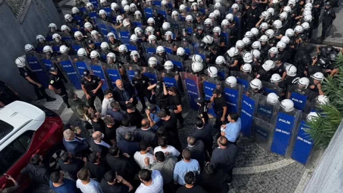 CHP Genel Başkanı Özel’in Ofisine Polis Ablukası: Milletvekilleri Engellendi