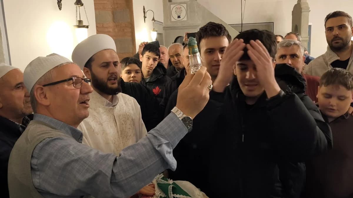 Kadir Gecesi’nde Sakal-ı Şerif, Tarihi Caminin Kapılarını Açtı