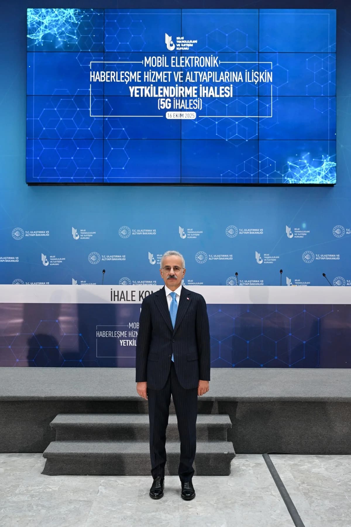 Bakan Uraloğlu: 5G Diğer İletişim Teknolojilerine Dönüşüm Sağlayacak