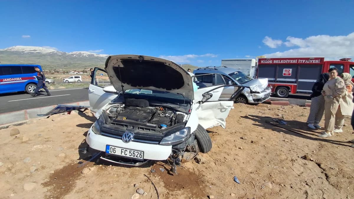 Niğde’de Korkunç Kaza: Hafif Ticari Araç ve Otomobil Çarpıştı, 7 Yaralı