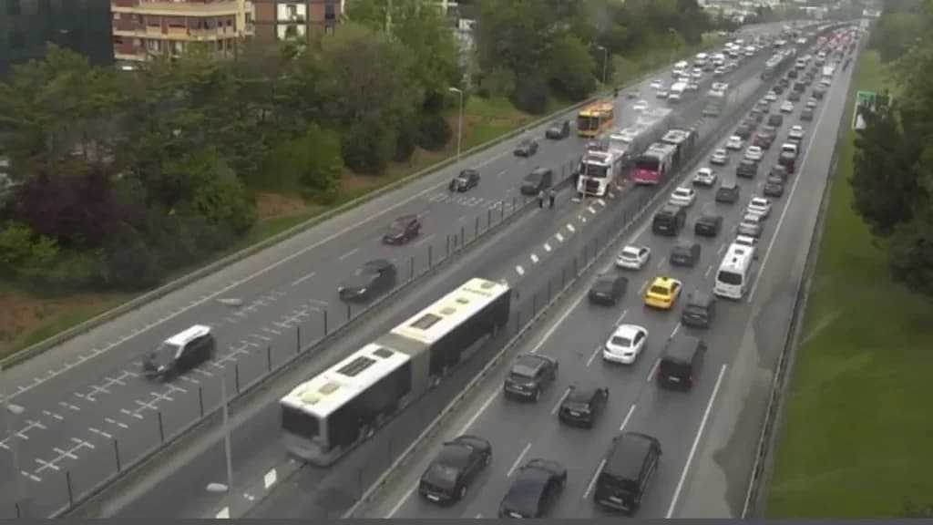 Üsküdar’da Seyir Halindeki Metrobüste Korkutan Yangın: Yolcular Güvenli Bir Şekilde Tahliye Edildi