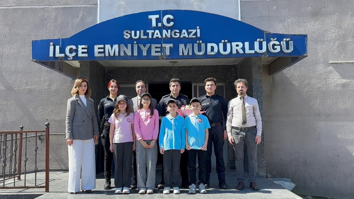 Öğrencilerden Anlamlı Ziyaret: Sultangazi İlçe Emniyet Müdürlüğü’ne Giden Öğrenciler Polis Haftası’nı Kutladı