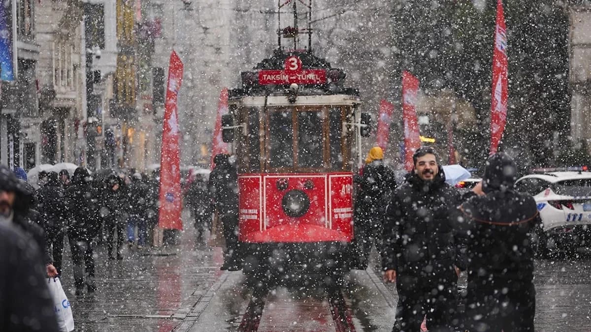 İstanbul Valisi Davut Gül okulların tatil edilip edilmeyeceğini açıkladı
