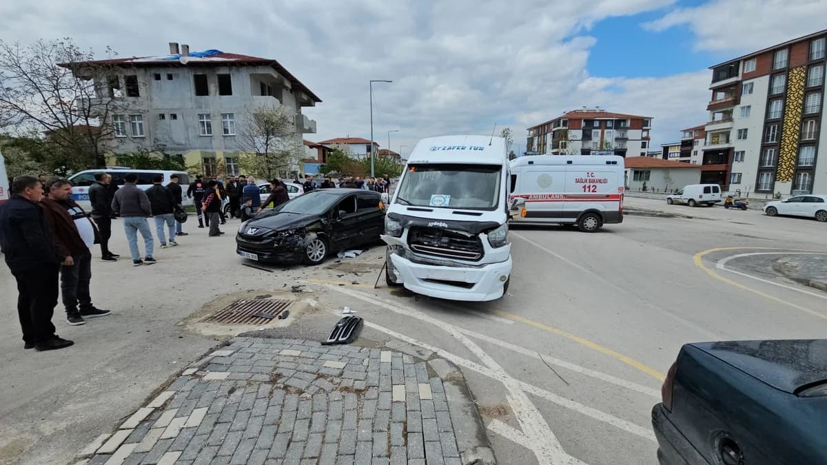 Tokat’ta Minibüs ve Otomobil Çarpıştı: 10 Öğrenci Yaralandı