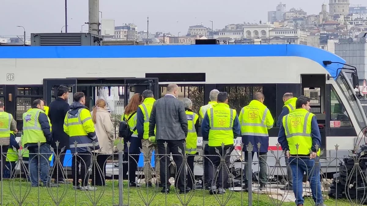 İstanbul- Eminönü’nde seyir halindeki tramvay raydan çıktı
