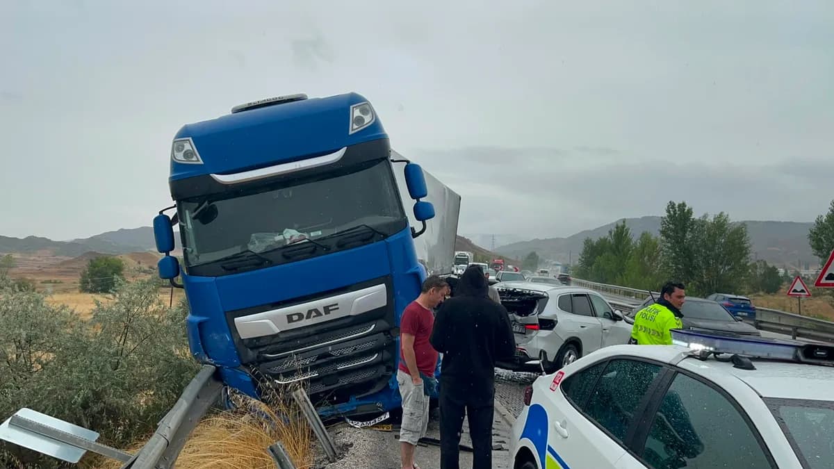Bariyere çıkan mavi TIR ile hasarlı araçların bulunduğu yağmurlu otoyol kaza yeri