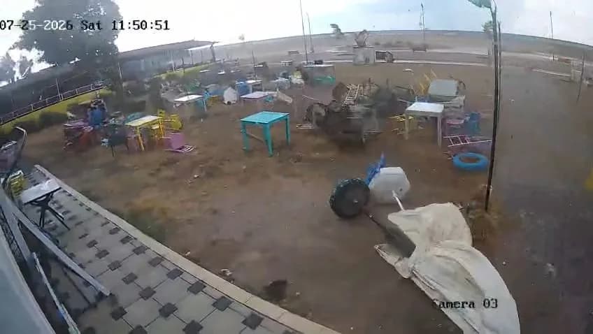 Güvenlik kamerasından kafe bahçesinde dağınık haldeki masa, sandalye ve devrilmiş eşyalar