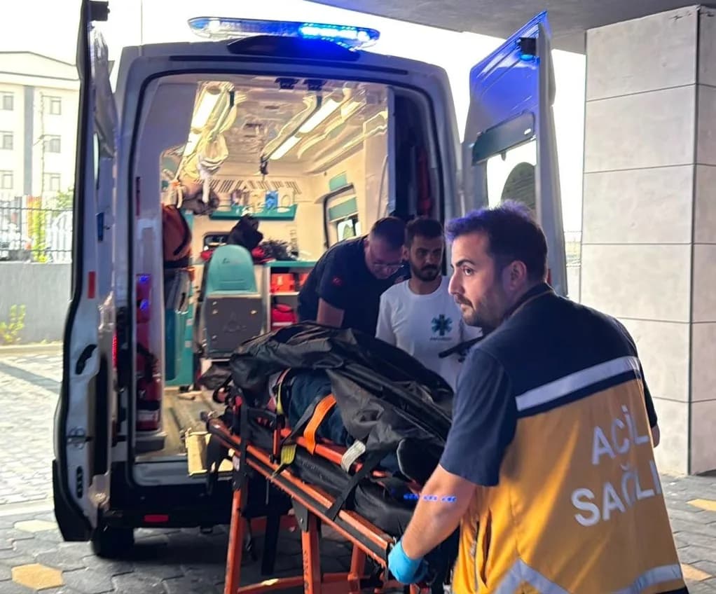 Sağlık ekipleri hastane önünde sedyedeki hastayı ambulanstan indiriyor