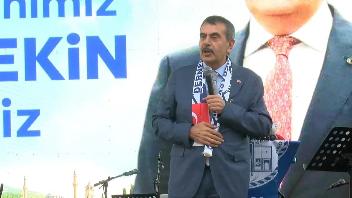 Milli Eğitim Bakanı Yusuf Tekin sahnede mikrofonla konuşurken