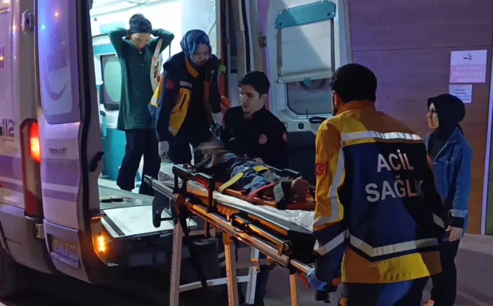 112 acil sağlık ekipleri sedyedeki yaralı çocuğu ambulanstan hastaneye taşıyor