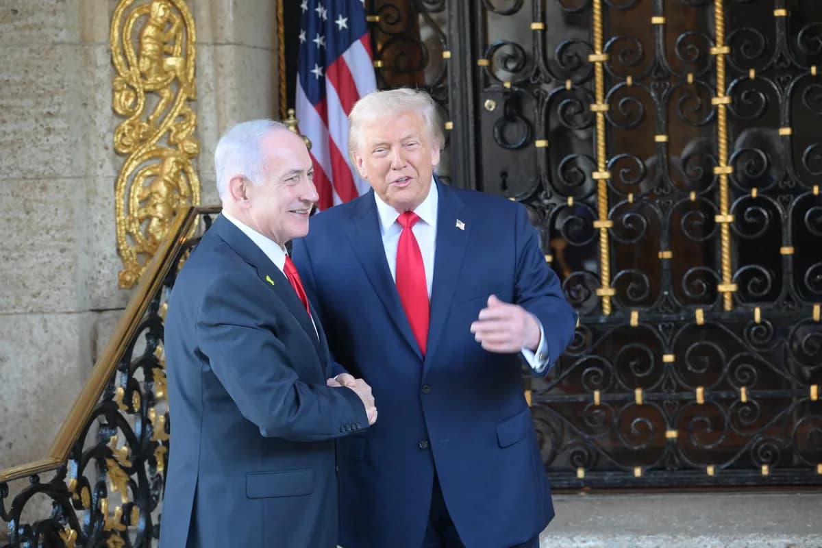 Benjamin Netanyahu ve Donald Trump el sıkışırken