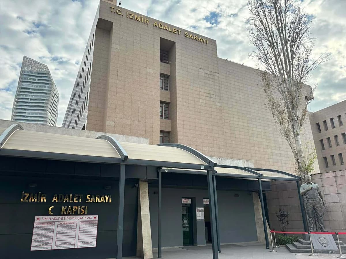 İzmir Adalet Sarayı C Kapısı ve üzerinde T.C. İzmir Adalet Sarayı yazan bina cephesi