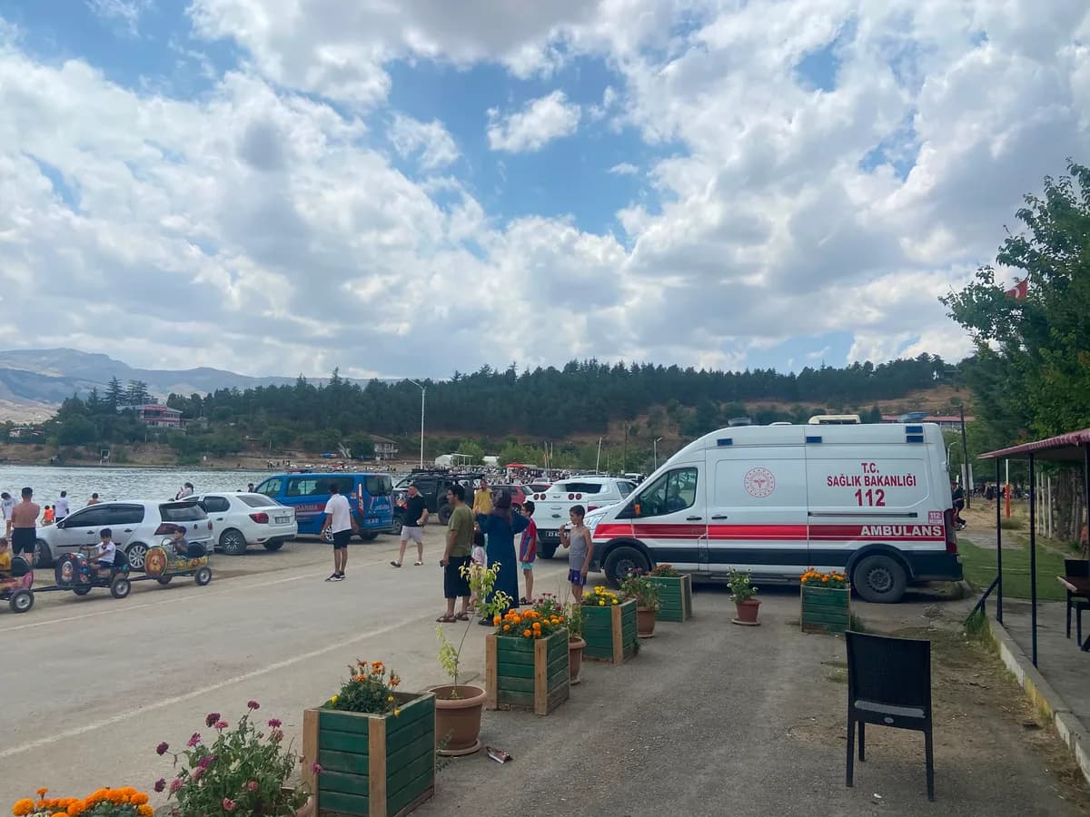 Hazar Gölü kıyısındaki otoparkta bekleyen 112 ambulansı ve çevredeki ziyaretçiler