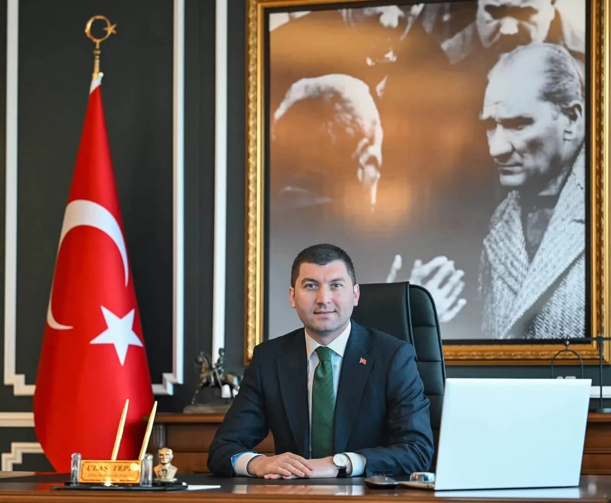 Altınordu Belediye Başkanı Ulaş Tepe meclis üyeleriyle birlikte CHP'den istifa etti