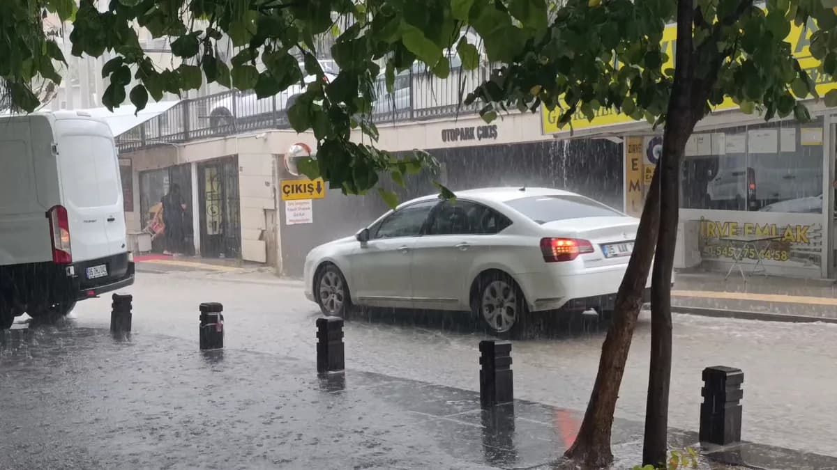 Amasya'da yağmur altında ıslak bir cadde ve önünden geçen beyaz otomobil