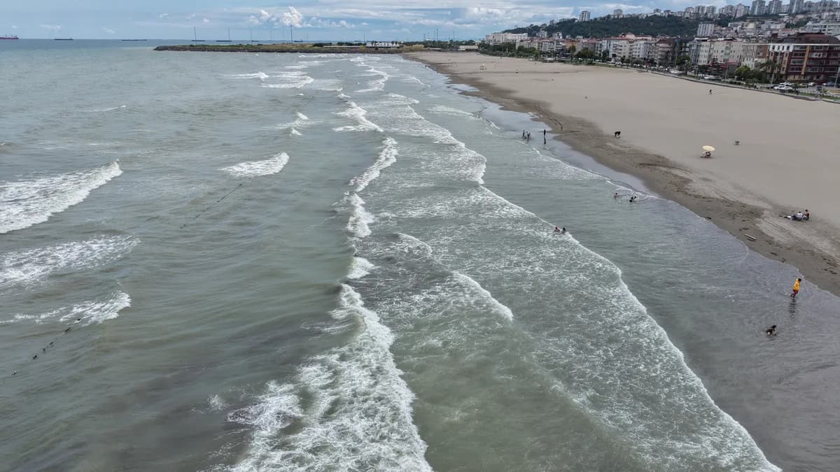 Samsun'da kuvvetli dalgaların vurduğu Karadeniz sahilinin havadan dron görüntüsü